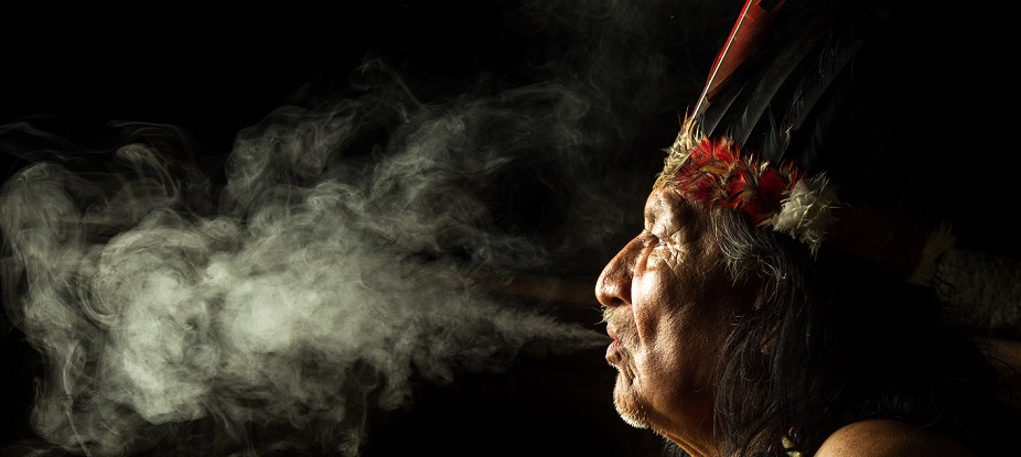Schamane aus dem Amazonasgebiet leitet nachts eine Ayahuasca-Heilzeremonie