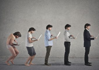Person genießt einen positiven Stimmungsschub im Freien