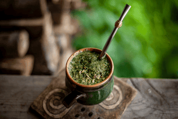 traditionelle Mate-Tee-Kalebassen mit Bombillas