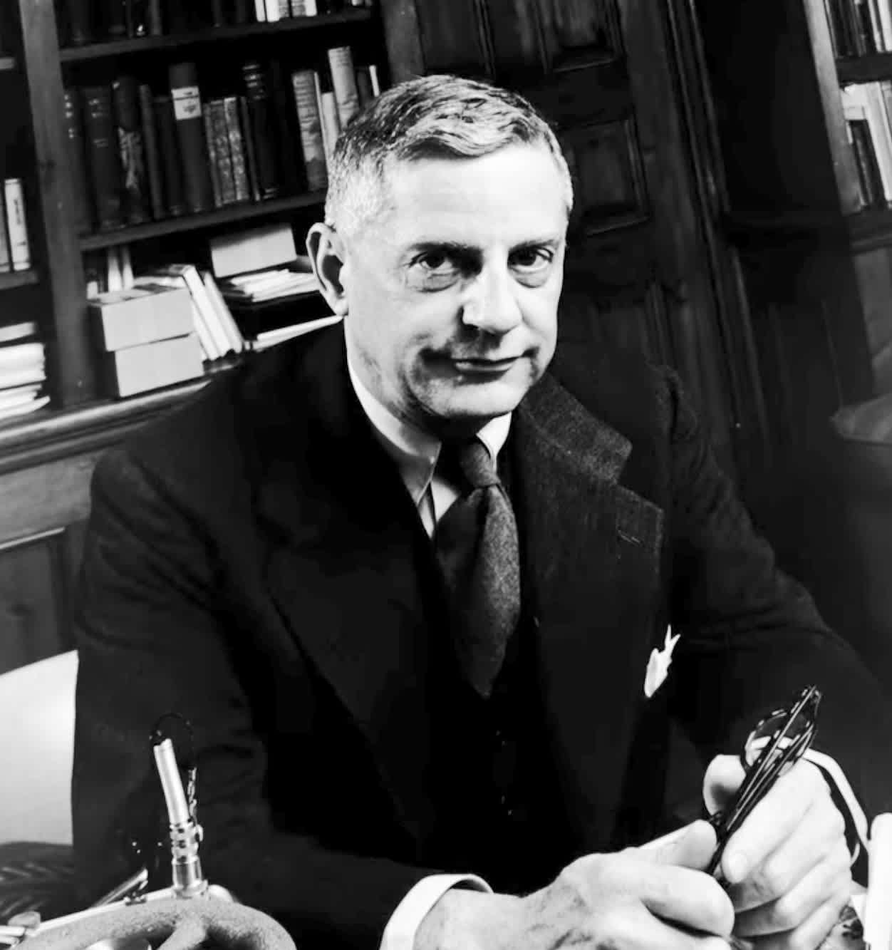R. Gordon Wasson, Ethnomykologe, an seinem Schreibtisch sitzend
