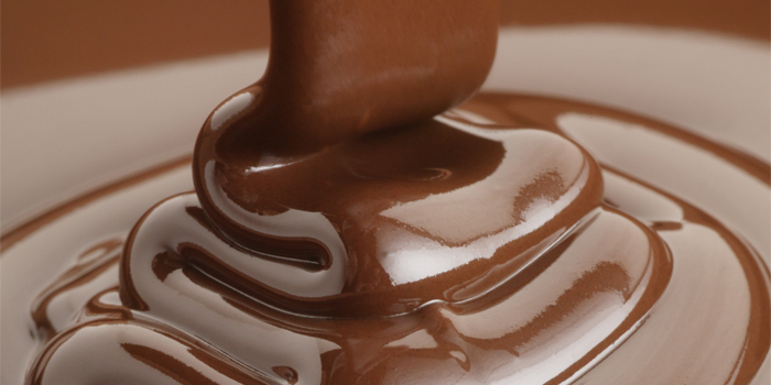 chocolat fondu en train de refroidir avant d'ajouter les champignons magiques