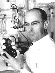Albert Hofmann dans son laboratoire chez Sandoz