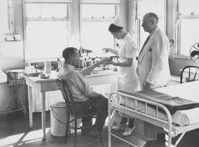 Parkinson patient receiving care in clinical therapy setting similar to psilocybin Parkinson trials